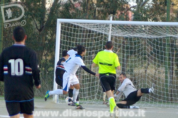 Farci tenta di approfittare di una palla insidiosa